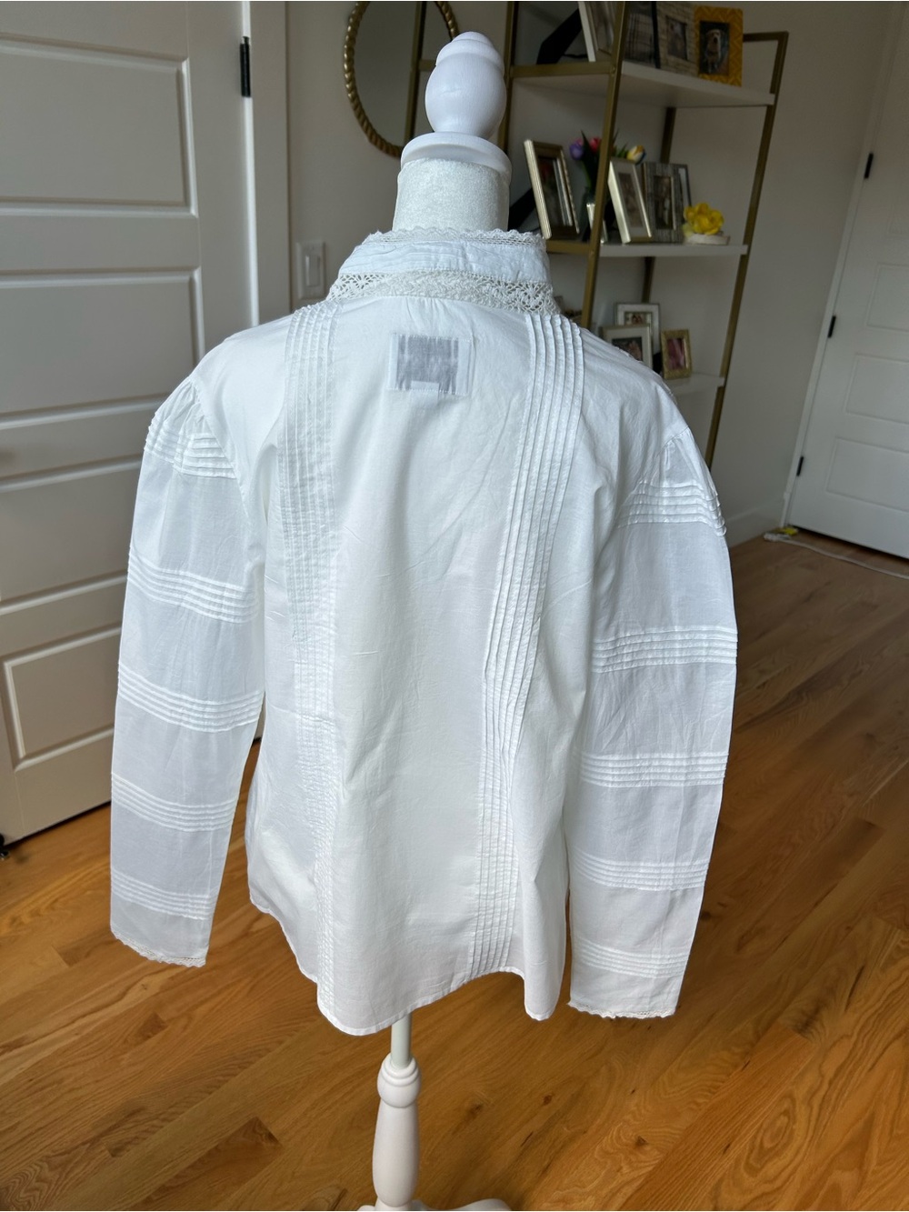 The Shirt by Rochelle Behring White Lace-Trim Button-Up Women's Top. Never worn - Picture 2 of 4